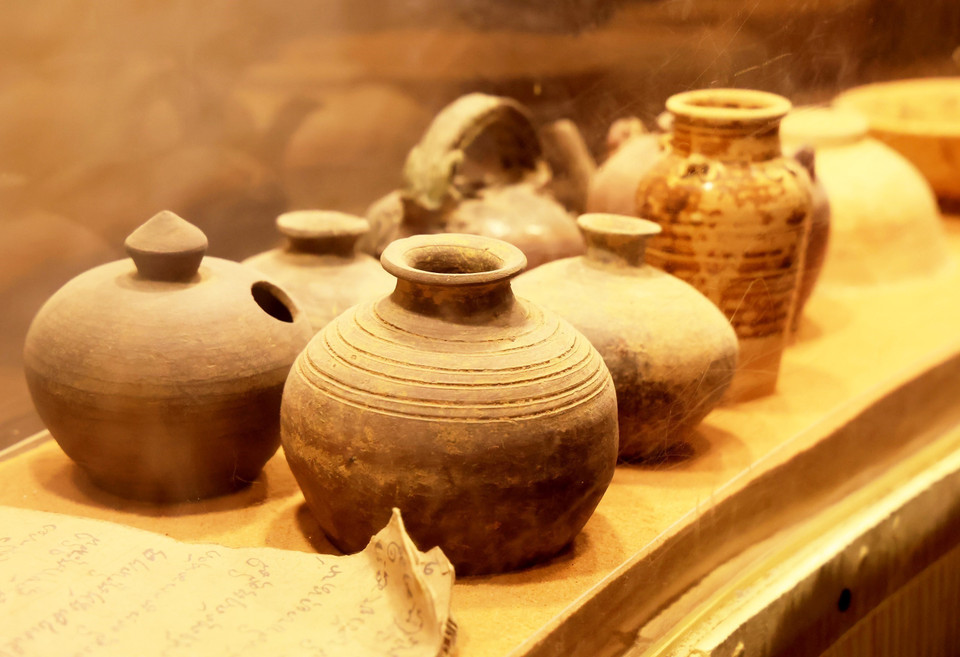 Tĩn, một loại chum nhỏ đựng nước mắm của người dân làng chài Phan Thiết xưa được trưng bày tại Bảo tàng. (Ảnh: Hồng Đạt/TTXVN)