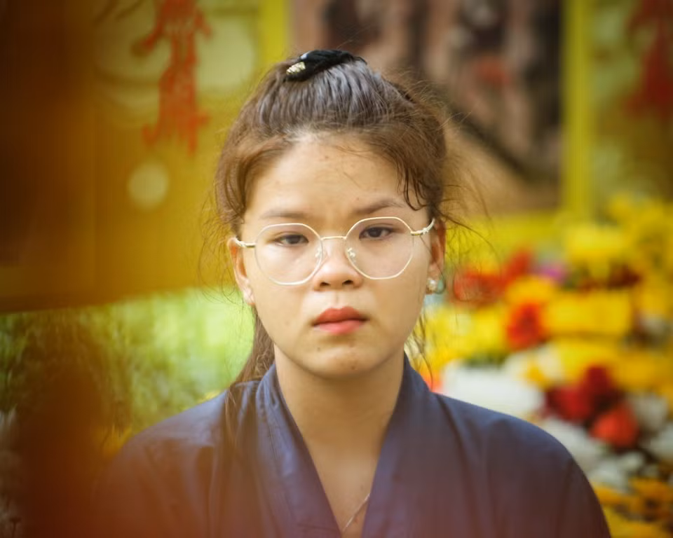 Nhiều người vẫn không khỏi xúc động khi nghĩ về những nạn nhân xấu số.(Ảnh: Tuấn Đức/TTXVN)