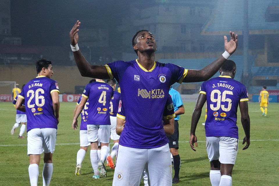 Ngoại binh người Brazil ăn mừng bàn thắng nâng tỷ số lên 2-0 cho Hà Nội FC. (Ảnh: Việt Anh/Vietnam+)