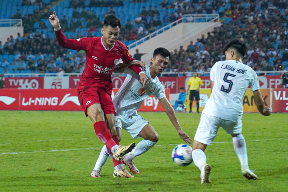 Có lợi thế hơn người từ phút thứ 22, Thể Công-Viettel nhanh chóng đẩy cao đội hình nhằm tìm kiếm bàn gỡ hòa. (Ảnh: Việt Anh/Vietnam+)