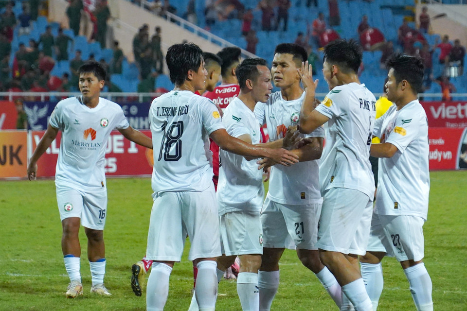 Ngay ở phút thứ 7, đội khách bất ngờ vươn lên dẫn trước với pha lập công của ngoại binh Alves Farias Alisson. (Ảnh: Việt Anh/Vietnam+)