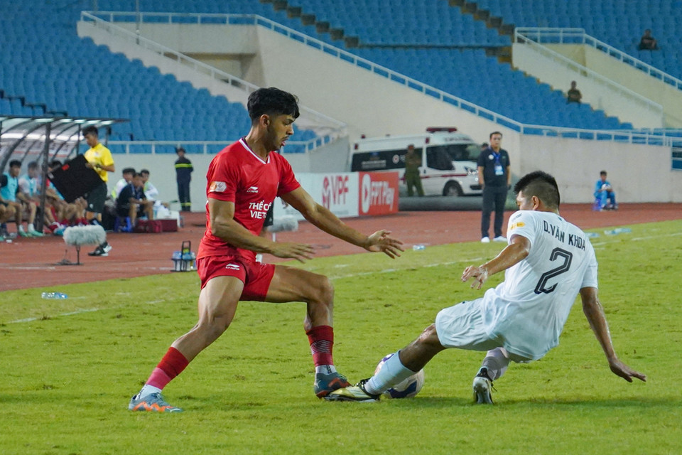 Để tăng cường "hỏa lực" trên hàng công, huấn luyện viên Nguyễn Đức Thắng tung tiền đạo ngoại binh Pedro Henrique (áo đỏ) vào sân. (Ảnh: Việt Anh/Vietnam+)