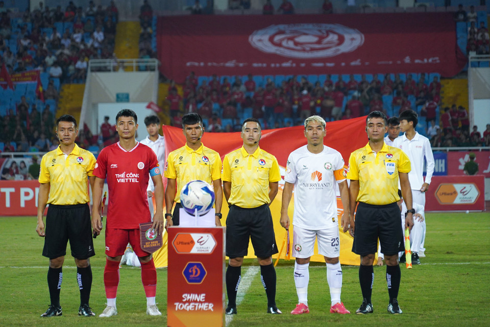 Tối 28/9, Thể Công-Viettel (áo đỏ) tiếp đón đội khách Quy Nhơn Bình Định trong trận đấu sớm của vòng 3 Giải Vô địch Quốc gia V-League 2024-2025. (Ảnh: Việt Anh/Vietnam+)