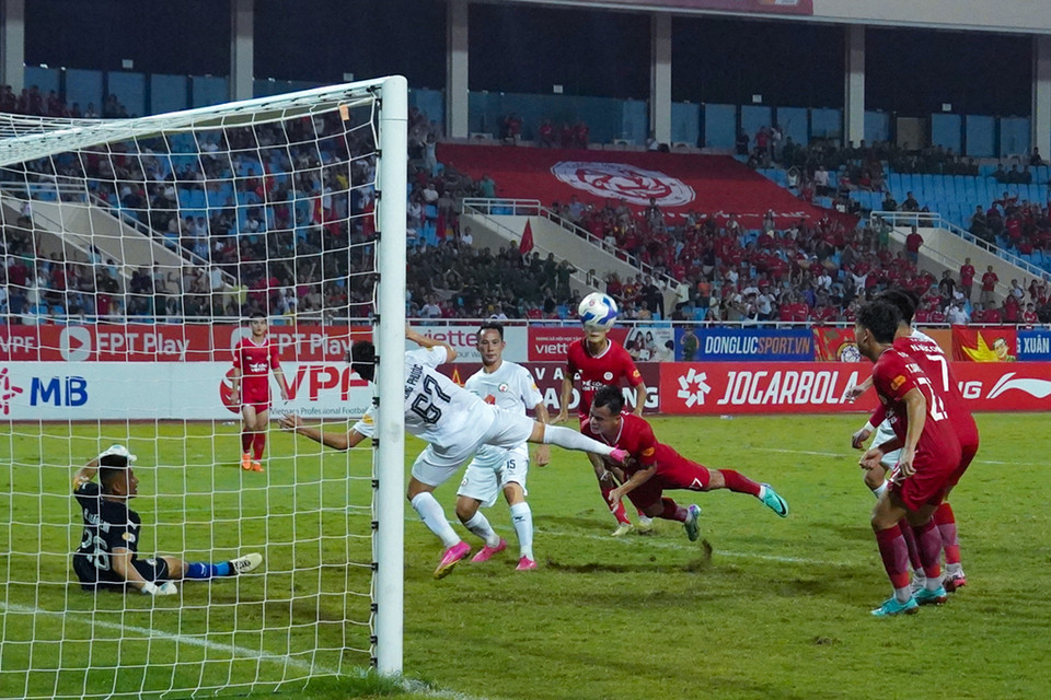 Hàng phòng ngự của Quy Nhơn Bình Định lăn xả để bọc lót cho nhau, bảo vệ cách biệt 1 bàn mong manh. (Ảnh: Việt Anh/Vietnam+)