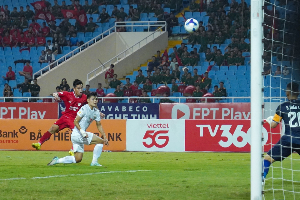 Pha dứt điểm đưa bóng đi vọt xà ngang của cầu thủ Thể Công-Viettel. (Ảnh: Việt Anh/Vietnam+)