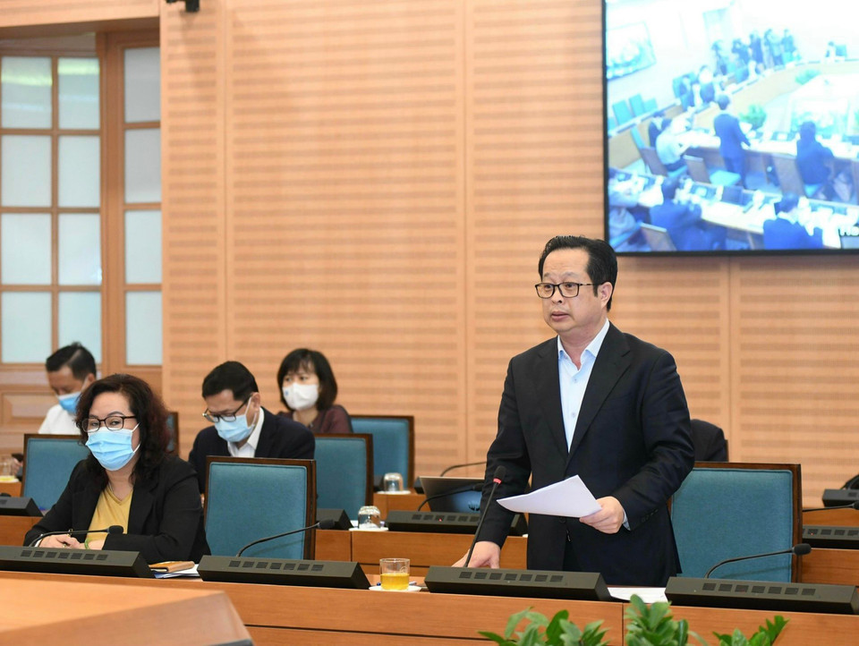 Giám đốc Sở Giáo dục và Đào tạo Trần Thế Cương trình bày báo cáo tại buổi làm việc. (Ảnh: TTXVN phát)