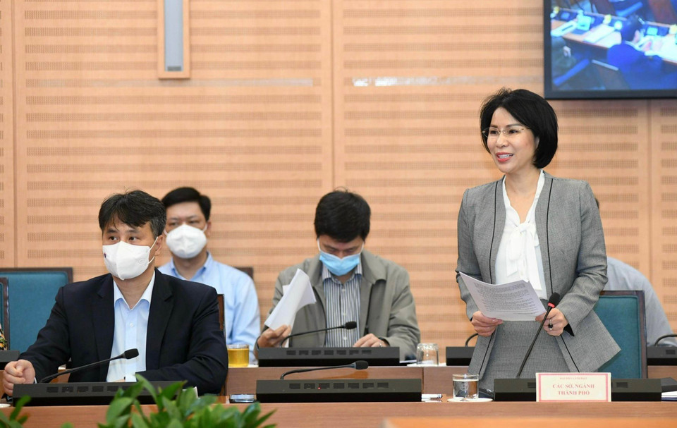 Giám đốc Sở Y tế Trần Thị Nhị Hà trình bày báo cáo tại buổi làm việc. (Ảnh: TTXVN phát)