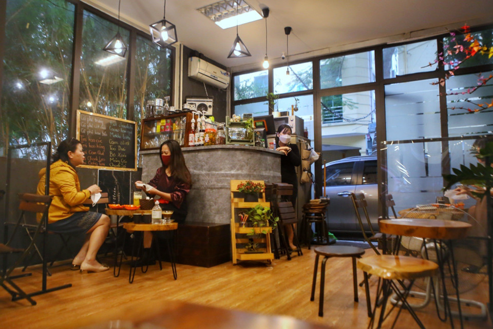 Các quán càphê cũng được lắp vách ngăn và đảm bảo lượng khách theo đúng quy định của thành phố. (Ảnh: Tuấn Đức/TTXVN)