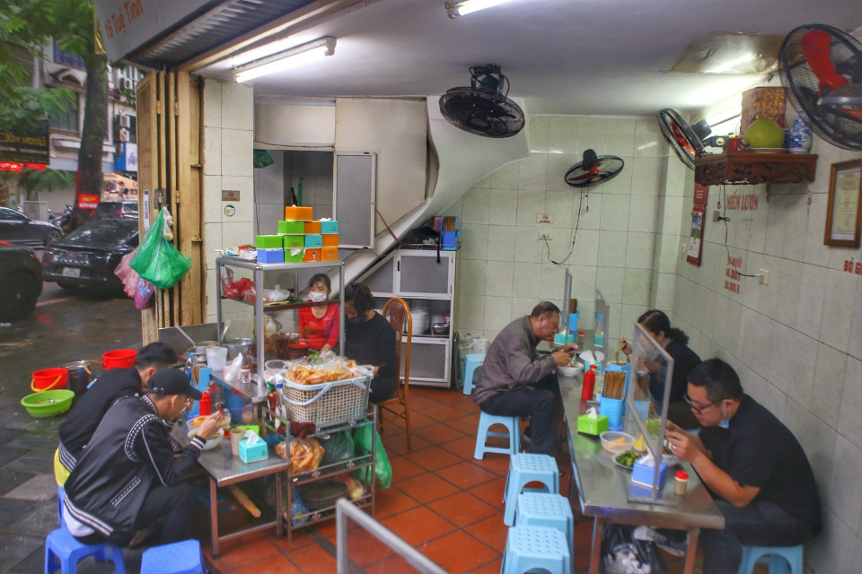 Các hàng ăn đều dựng tấm ngăn tại mỗi bàn. (Ảnh: Tuấn Đức/TTXVN)