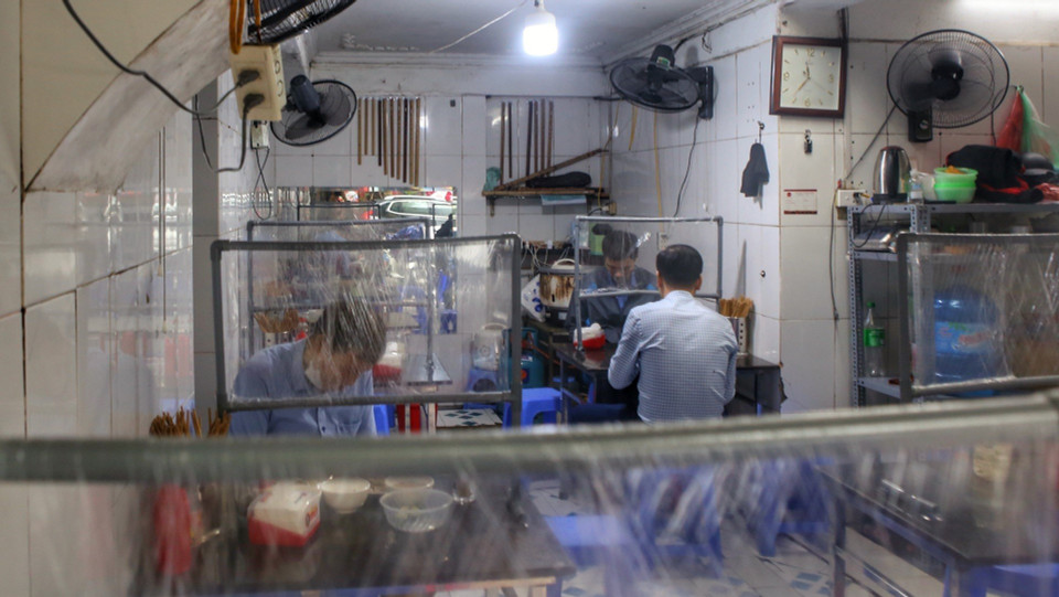 Các hàng ăn đều dựng tấm ngăn tại mỗi bàn. (Ảnh: Tuấn Đức/TTXVN)