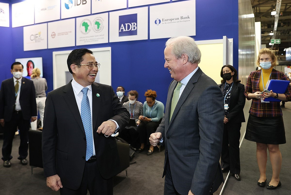 Thủ tướng Phạm Minh Chính tiếp Giám đốc điều hành World Bank Alex Van Trotsenburg. (Ảnh: Dương Giang/TTXVN)