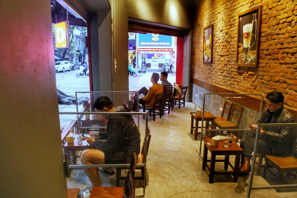 Các quán càphê được lắp vách ngăn và đảm bảo lượng khách theo đúng quy định của thành phố. (Ảnh: Tuấn Đức/TTXVN)