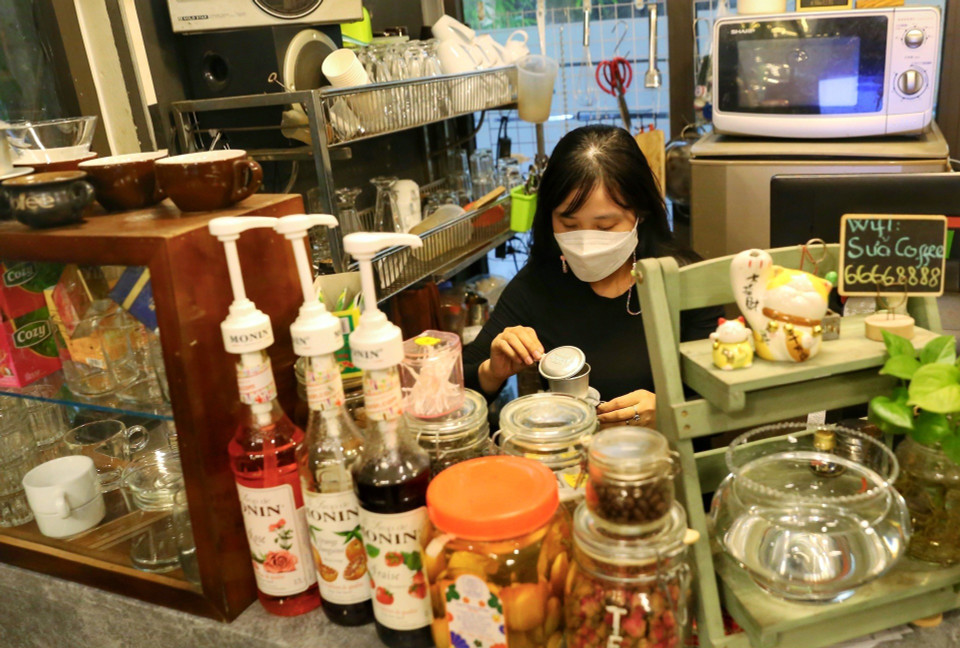 Chị Sái Mai Chinh (quán Cafe Sữa), đã tiêm đủ 2 mũi vaccine phòng COVID-19. (Ảnh: Tuấn Đức/TTXVN)