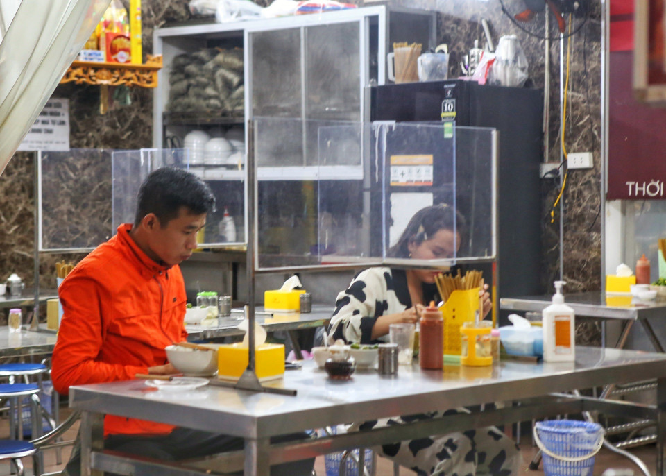 Các hàng ăn đều dựng tấm ngăn tại mỗi bàn. (Ảnh: Tuấn Đức/TTXVN)