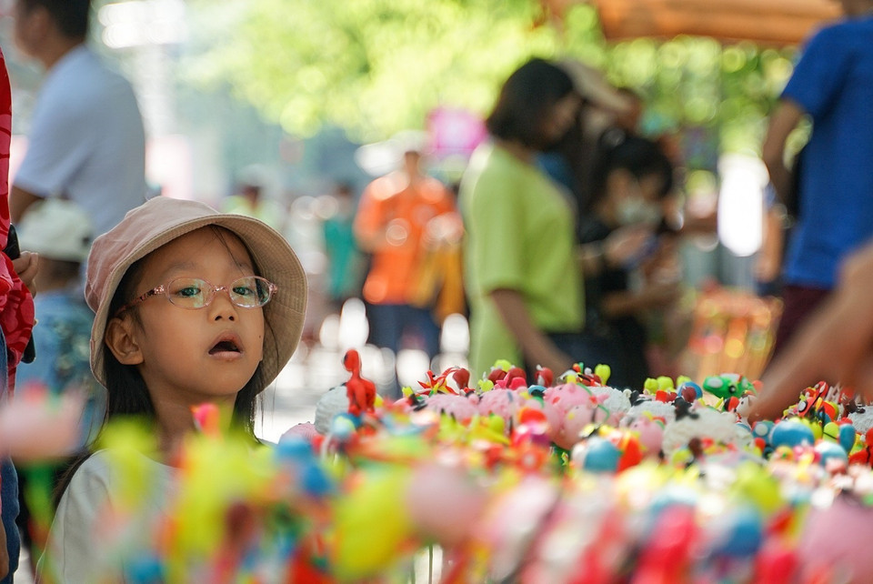 Gian hàng tò he đa dạng về mẫu mã màu sắc luôn thu hút các em thiếu nhi. (Ảnh: Khánh Hòa/TTXVN)