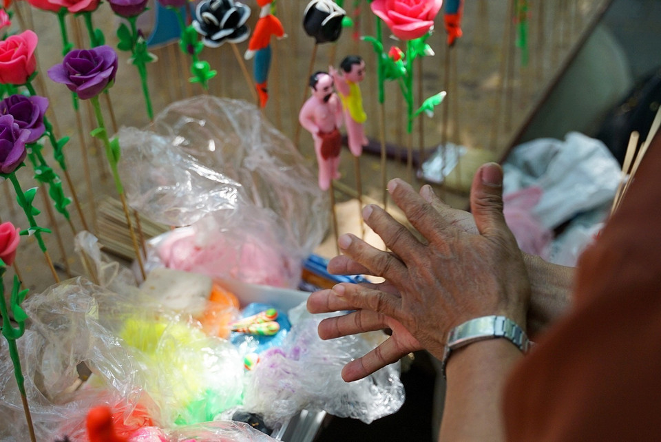 Nghệ nhân trực tiếp nặn các nhân vật theo yêu cầu của khách hàng. (Ảnh: Khánh Hòa/TTXVN)