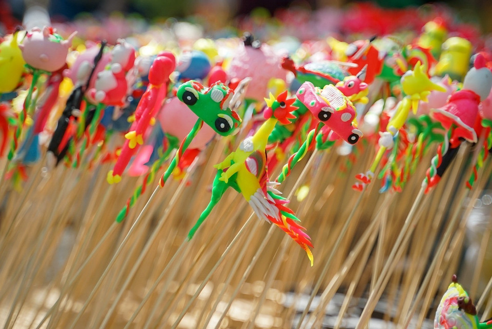 Mẫu tò he mới và mẫu cũ mang lại nhiều sự lựa chọn cho khách hàng. (Ảnh: Khánh Hòa/TTXVN)