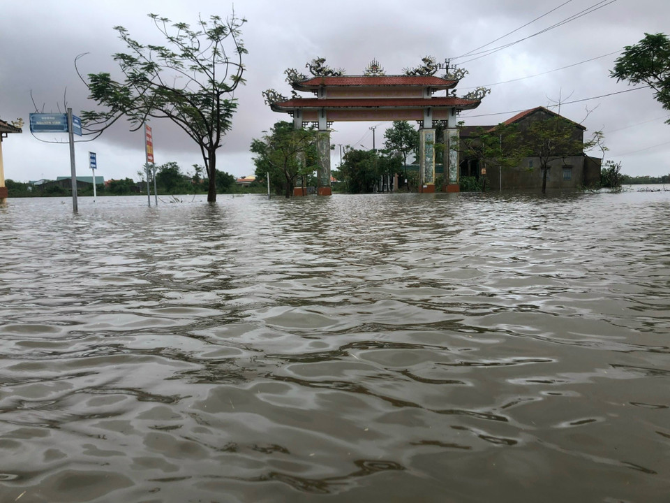 Bao quanh nhiều địa bàn tại huyện Quảng Điền vẫn là mênh mông nước. (Ảnh: TTXVN phát)