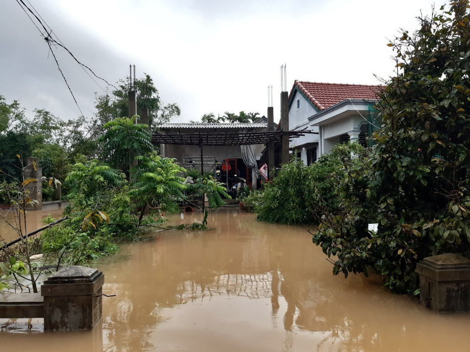 Nước sông xuống chậm khiến nhiều địa phương thấp trũng tại Thừa Thiên-Huế vẫn còn ngập sâu. (Ảnh: Mai Trang/TTXVN)