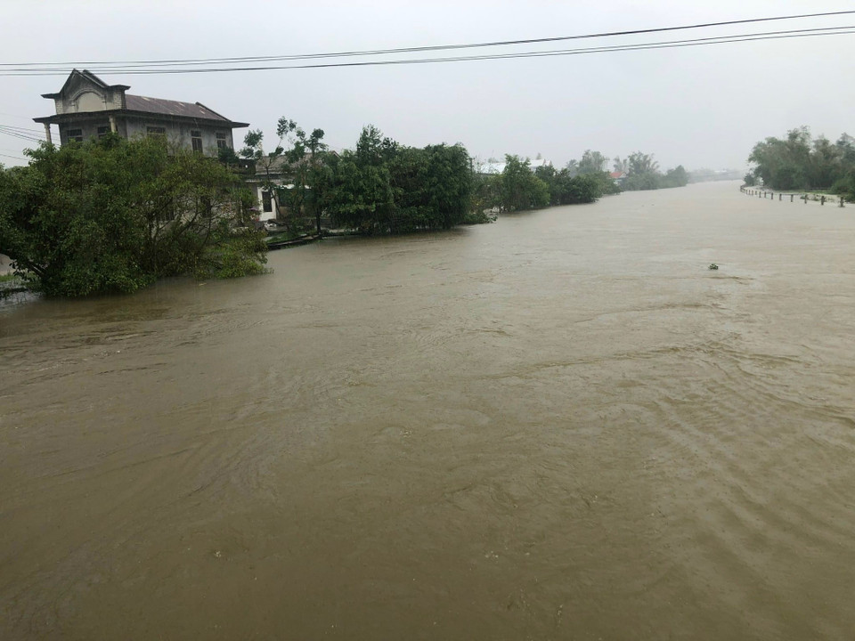 Nước lũ tại các vùng thấp trũng Thừa Thiên-Huế rút chậm.(Ảnh: TTXVN phát)