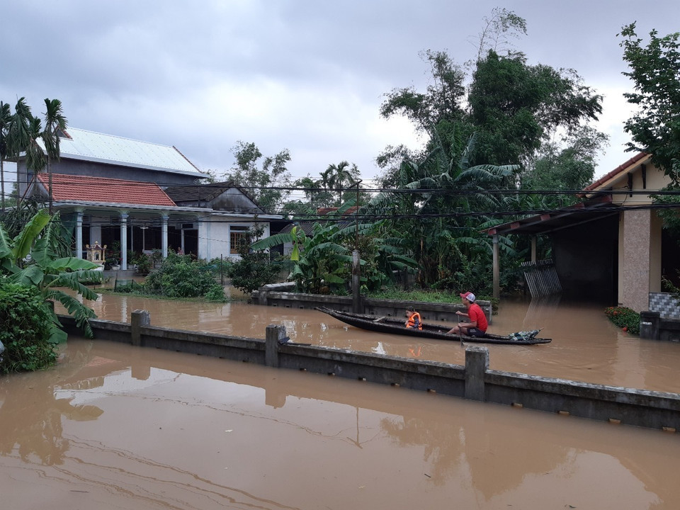 Người dân tiếp tục sử dụng ghe để di chuyển sau nhiều ngày ngập lụt kéo dài. (Ảnh: Mai Trang/TTXVN)
