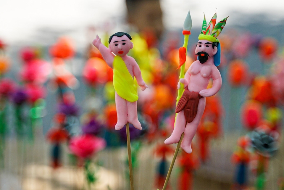 Sản phẩm tò he 'Vua Hùng' được nghệ nhân nặn theo nhu cầu của khách hàng. (Ảnh: Khánh Hòa/TTXVN)