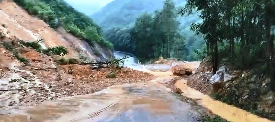 Mưa lớn khiến nhiều tuyến đường trên địa bàn tỉnh Quảng Bình bị ngập lụt và sạt lở. (Ảnh: TTXVN phát)