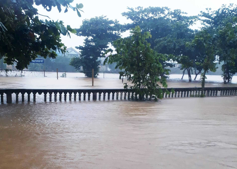 Tại Lệ Thủy, Quảng Bình, mưa to khiến nước sông dâng cao gây ngập các tuyến đường. (Ảnh: TTXVN phát)