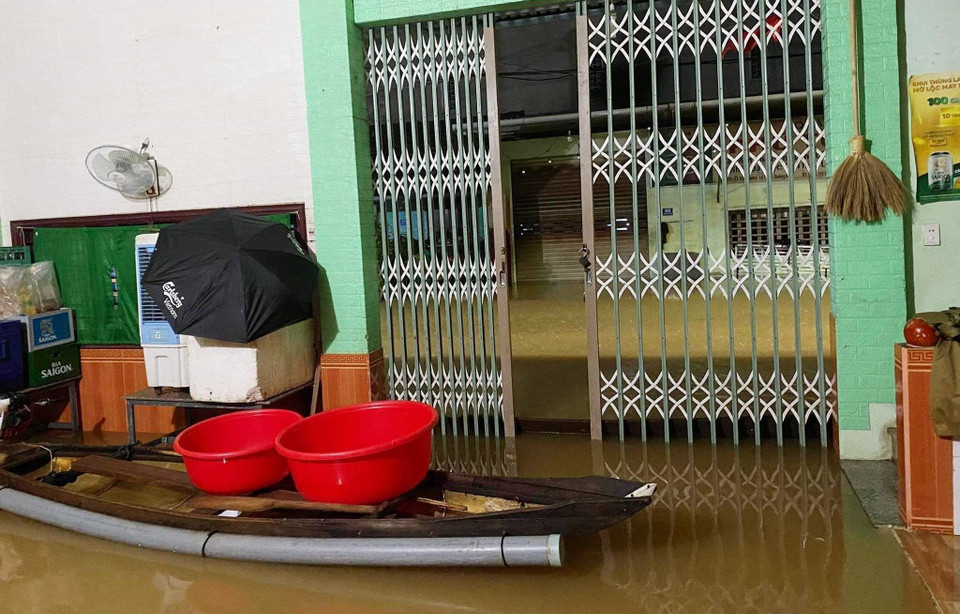 Người dân huyện Lệ Thủy, Quảng Bình kê cao các vật dụng tránh lụt. (Ảnh: TTXVN phát)