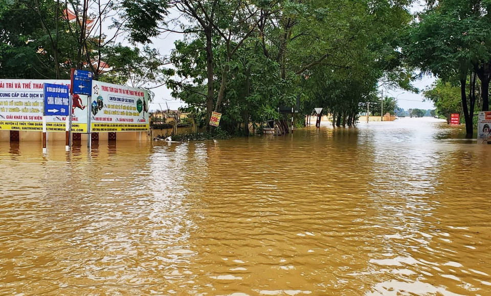 Nhiều tuyến đường trên địa bàn huyện Lệ Thủy, Quảng Bình ngập sâu do mưa lớn. (Ảnh: TTXVN phát)