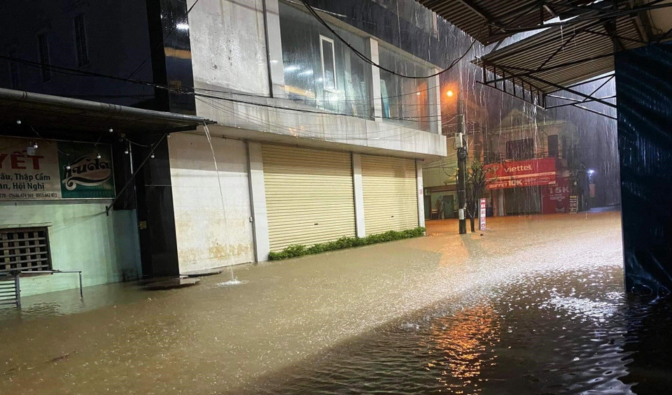 Nhiều nhà dân tại địa bàn huyện Lệ Thủy, Quảng Bình ngập sâu trong nước. (Ảnh: TTXVN phát)