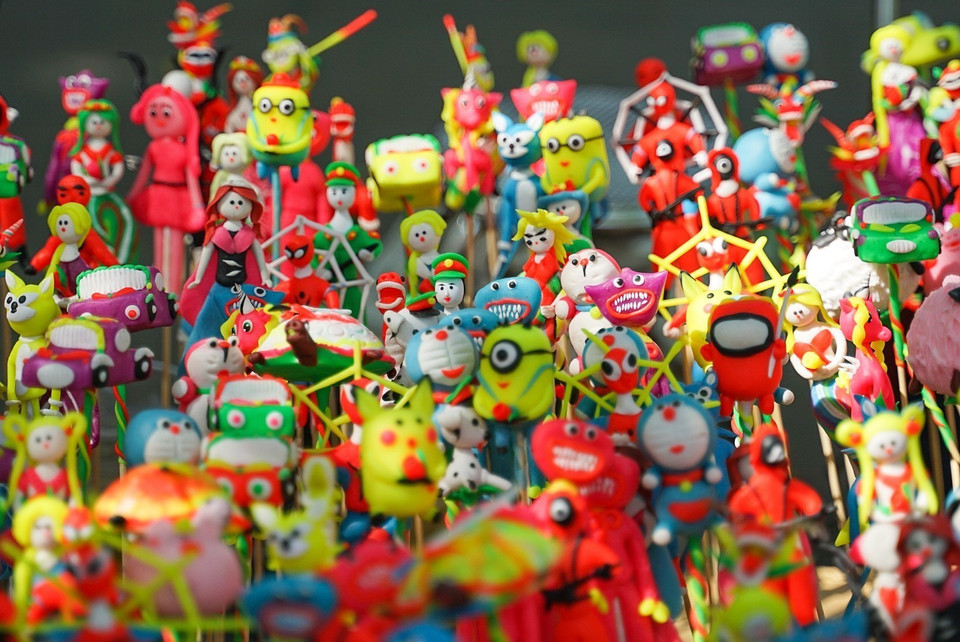 Gian hàng tò he có nhiều mẫu với đủ hình dáng, màu sắc theo các nhân vật mà thiếu nhi yêu thích. (Ảnh: Khánh Hòa/TTXVN)