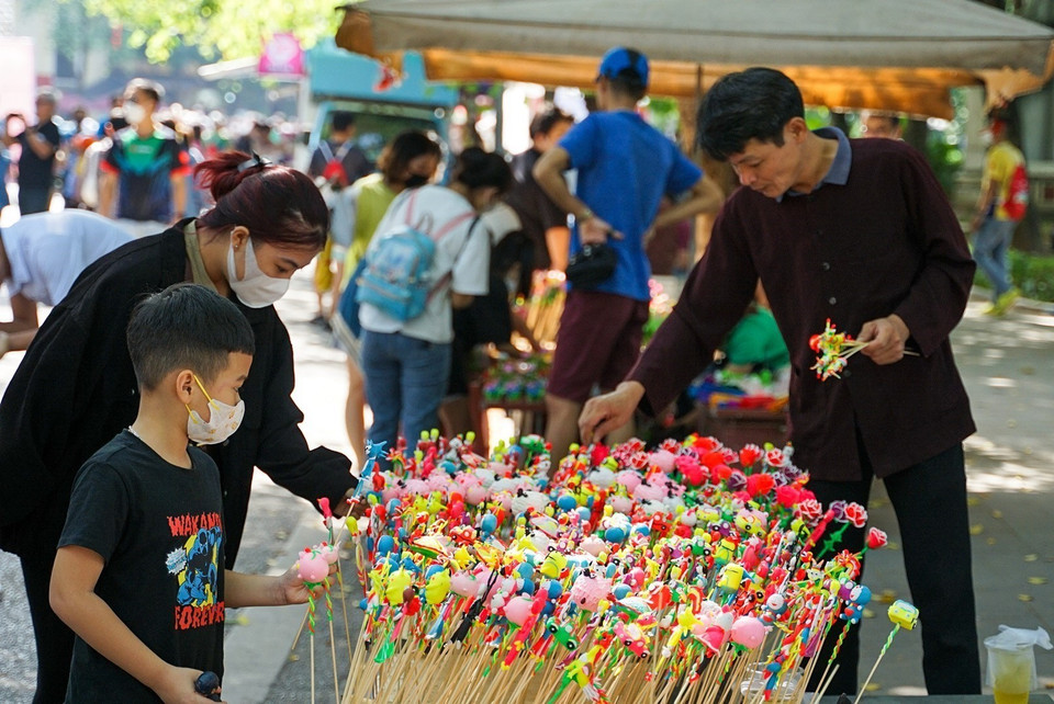 Gian hàng tò he đa dạng về mẫu mã màu sắc luôn thu hút các em thiếu nhi. (Ảnh: Khánh Hòa/TTXVN)
