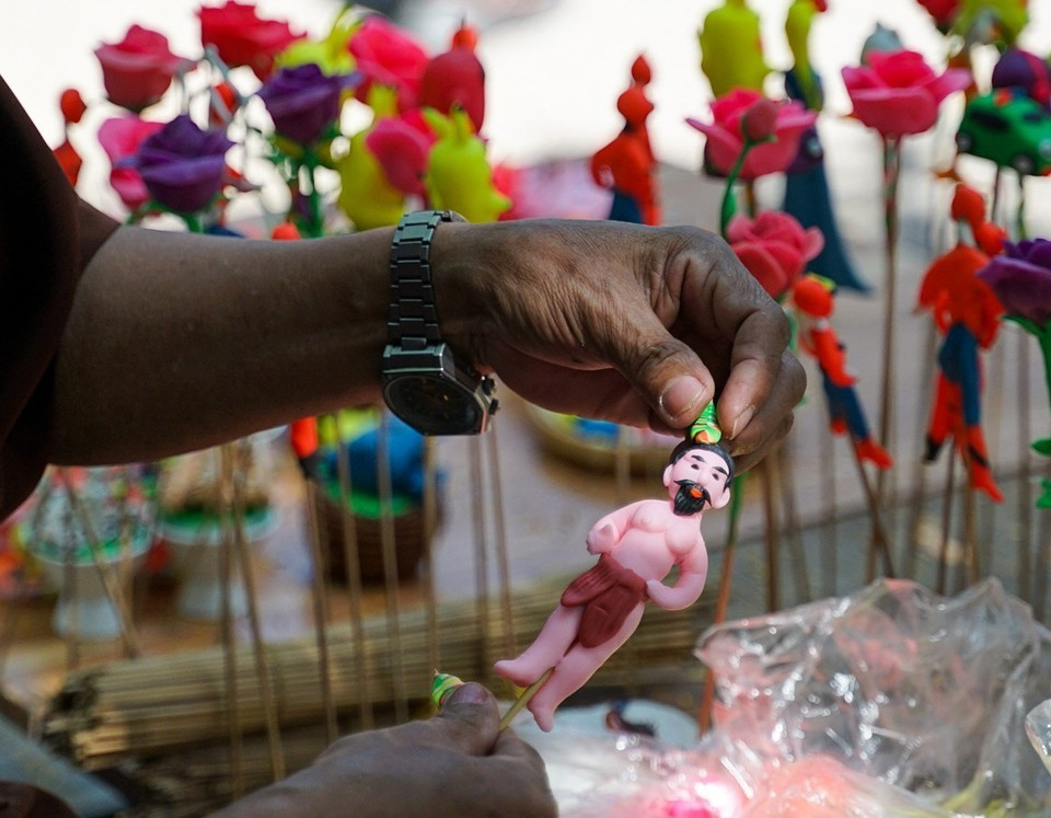 Nghệ nhân trực tiếp nặn các nhân vật theo yêu cầu của khách hàng. (Ảnh: Khánh Hòa/TTXVN)