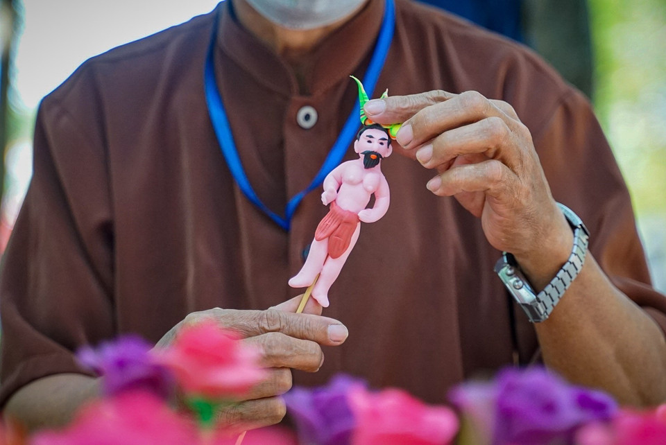 Nghệ nhân trực tiếp nặn các nhân vật theo yêu cầu của khách hàng. (Ảnh: Khánh Hòa/TTXVN)