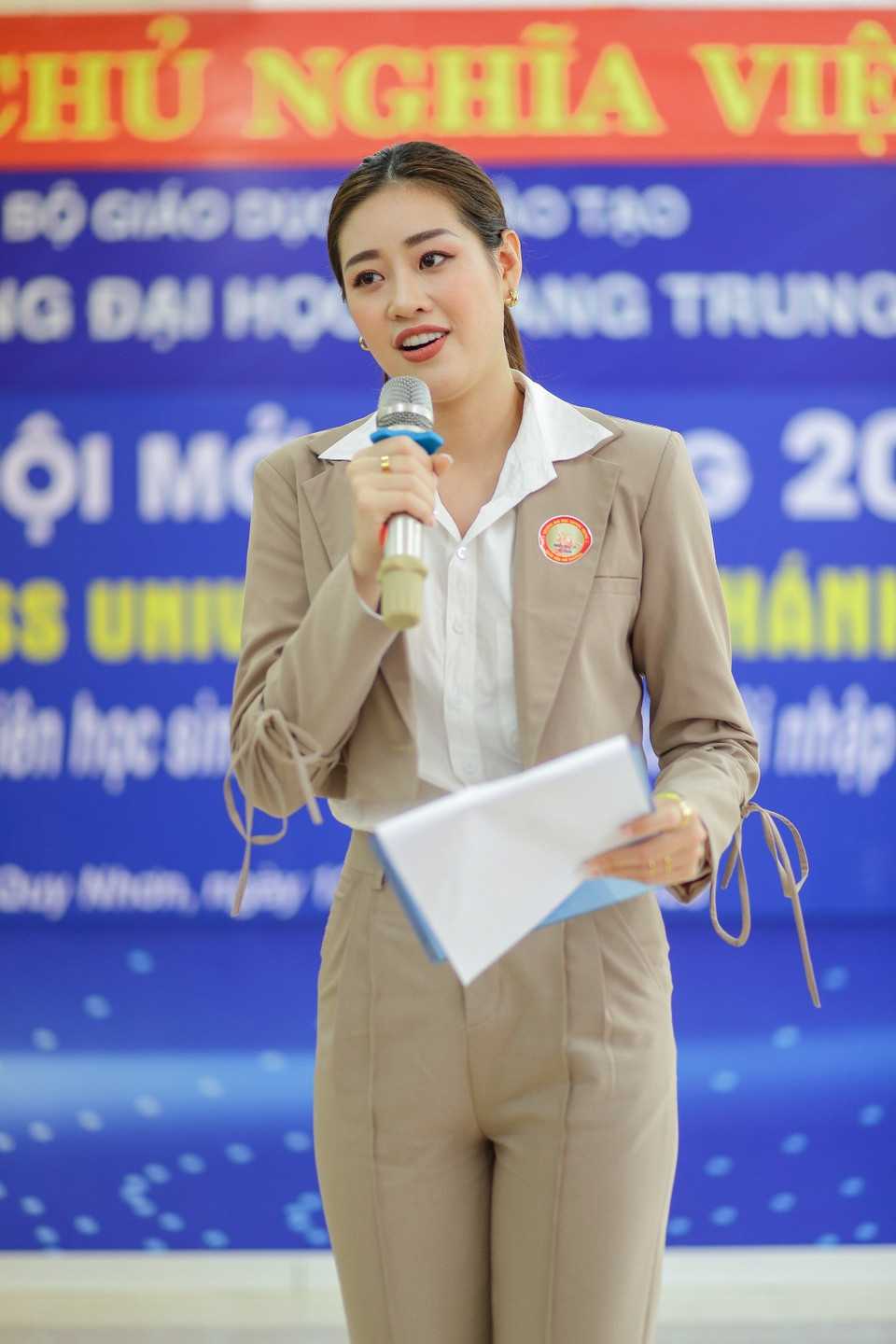 Cô cùng ban giám hiệu trường Đại học Quang Trung giải đáp thắc mắc của học sinh liên quan đến công tác tuyển sinh đại học quốc gia năm 2020. (Ảnh: Anh Khoa/Vietnam+)