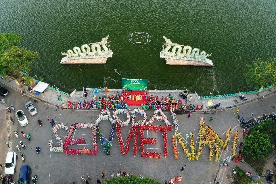 1000 phụ nữ trong trang phục áo dài truyền thống xếp chữ nhân ngày xác lập kỷ lục. (Ảnh: Hoàng Hiếu/TTXVN)