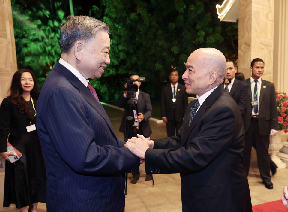 Quốc vương Norodom Sihamoni đón Chủ tịch nước Tô Lâm đến dự Quốc yến. (Ảnh: Nhan Sáng/TTXVN)