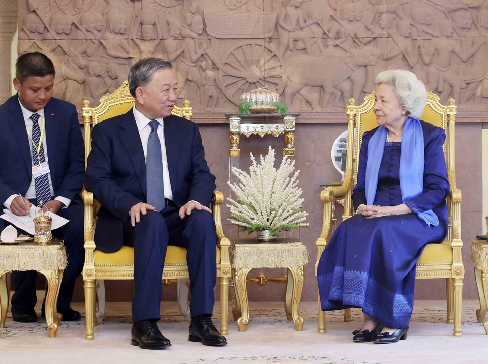 Chủ tịch nước Tô Lâm chào Hoàng Thái hậu Norodom Monineath. (Ảnh: Nhan Sáng/TTXVN)