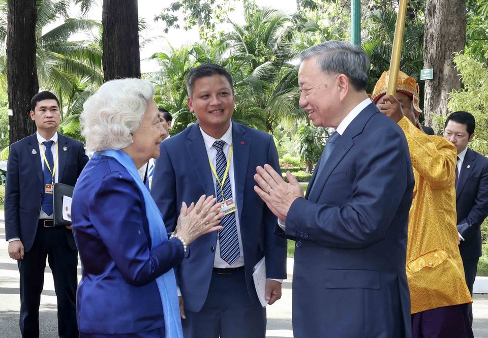 Chủ tịch nước Tô Lâm chào Hoàng Thái hậu Norodom Monineath. (Ảnh: Nhan Sáng/TTXVN)