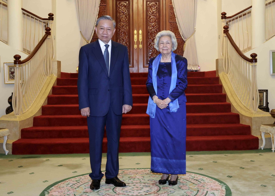 Chủ tịch nước Tô Lâm chào Hoàng Thái hậu Norodom Monineath. (Ảnh: Nhan Sáng/TTXVN)