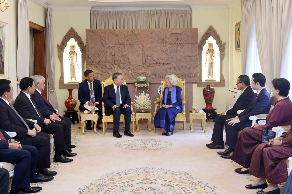 Chủ tịch nước Tô Lâm chào Hoàng Thái hậu Norodom Monineath. (Ảnh: Nhan Sáng/TTXVN)