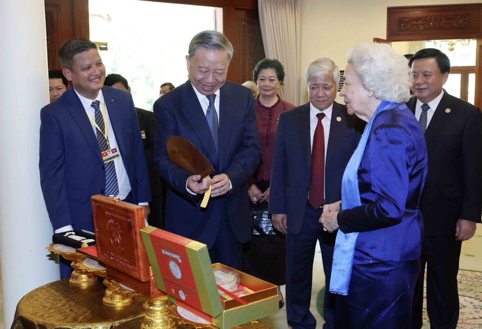 Chủ tịch nước Tô Lâm chào Hoàng Thái hậu Norodom Monineath. (Ảnh: Nhan Sáng/TTXVN)