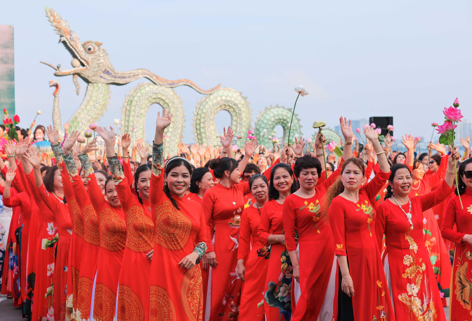 1000 người mặc áo dài với hoạ tiết hoa sen tại chương trình. (Ảnh: Hoàng Hiếu/TTXVN)