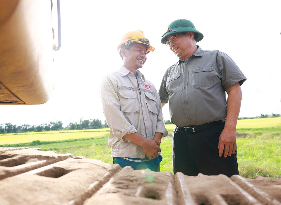 Thủ tướng Phạm Minh Chính động viên công nhân thi công Dự án Cao tốc Cần Thơ-Cà Mau đoạn qua tỉnh Hậu Giang. (Ảnh: Dương Giang/TTXVN)