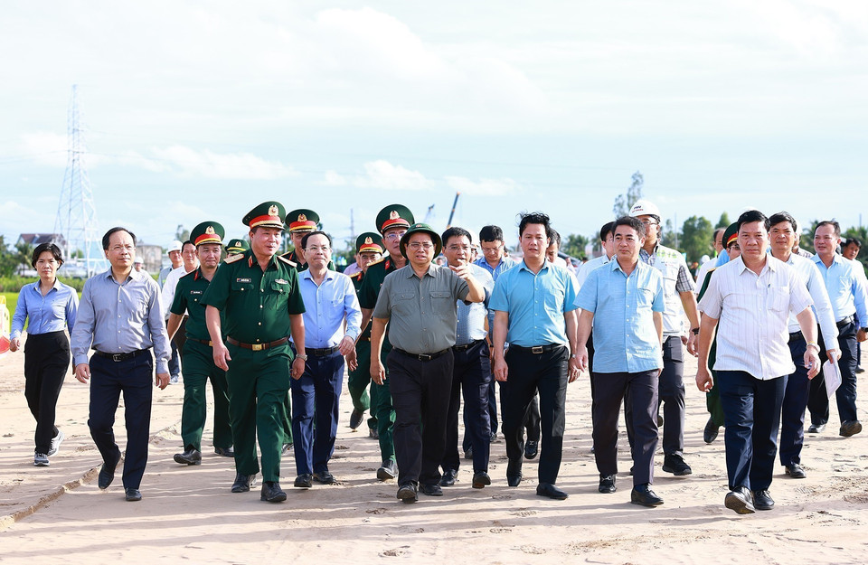 Thủ tướng Phạm Minh Chính kiểm tra công trường thi công tại nút giao IC5 Km47+800 thuộc xã Vĩnh Tường, huyện Vị Thủy, tỉnh Hậu Giang. (Ảnh: Dương Giang/TTXVN)
