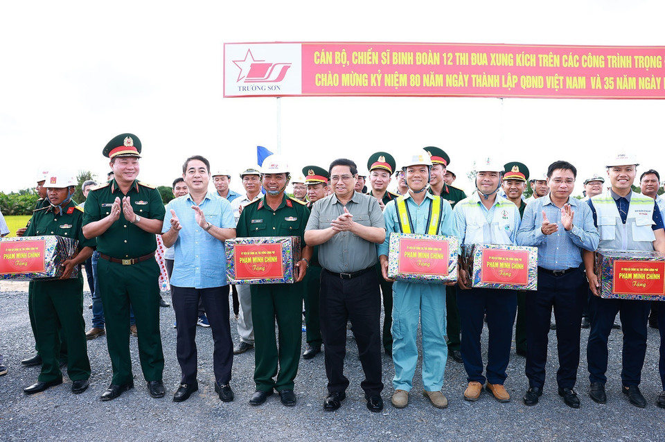 Thủ tướng Phạm Minh Chính tặng quà cho các đơn vị thi công Dự án Cao tốc Cần Thơ-Cà Mau đoạn qua tỉnh Hậu Giang. (Ảnh: Dương Giang/TTXVN)