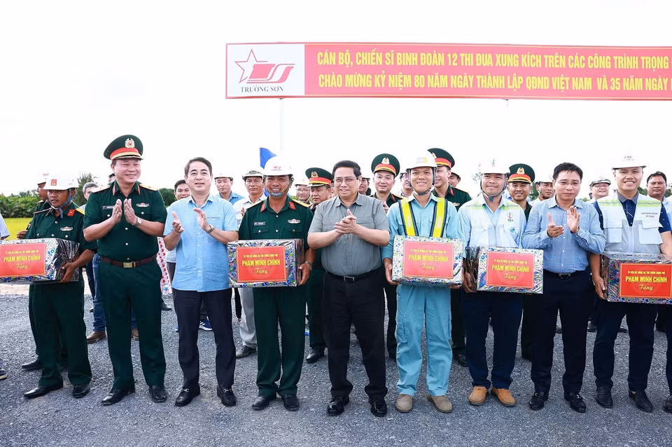 Thủ tướng Phạm Minh Chính tặng quà cho các đơn vị thi công Dự án Cao tốc Cần Thơ-Cà Mau đoạn qua tỉnh Hậu Giang. (Ảnh: Dương Giang/TTXVN)