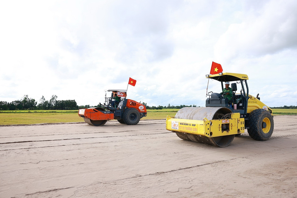 Các đơn vị thi công Dự án Cao tốc Cần Thơ-Cà Mau đoạn qua tỉnh Hậu Giang. (Ảnh: Dương Giang/TTXVN)