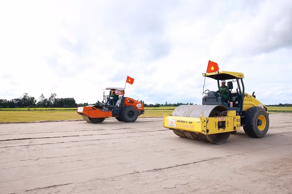 Các đơn vị thi công Dự án Cao tốc Cần Thơ-Cà Mau đoạn qua tỉnh Hậu Giang. (Ảnh: Dương Giang/TTXVN)